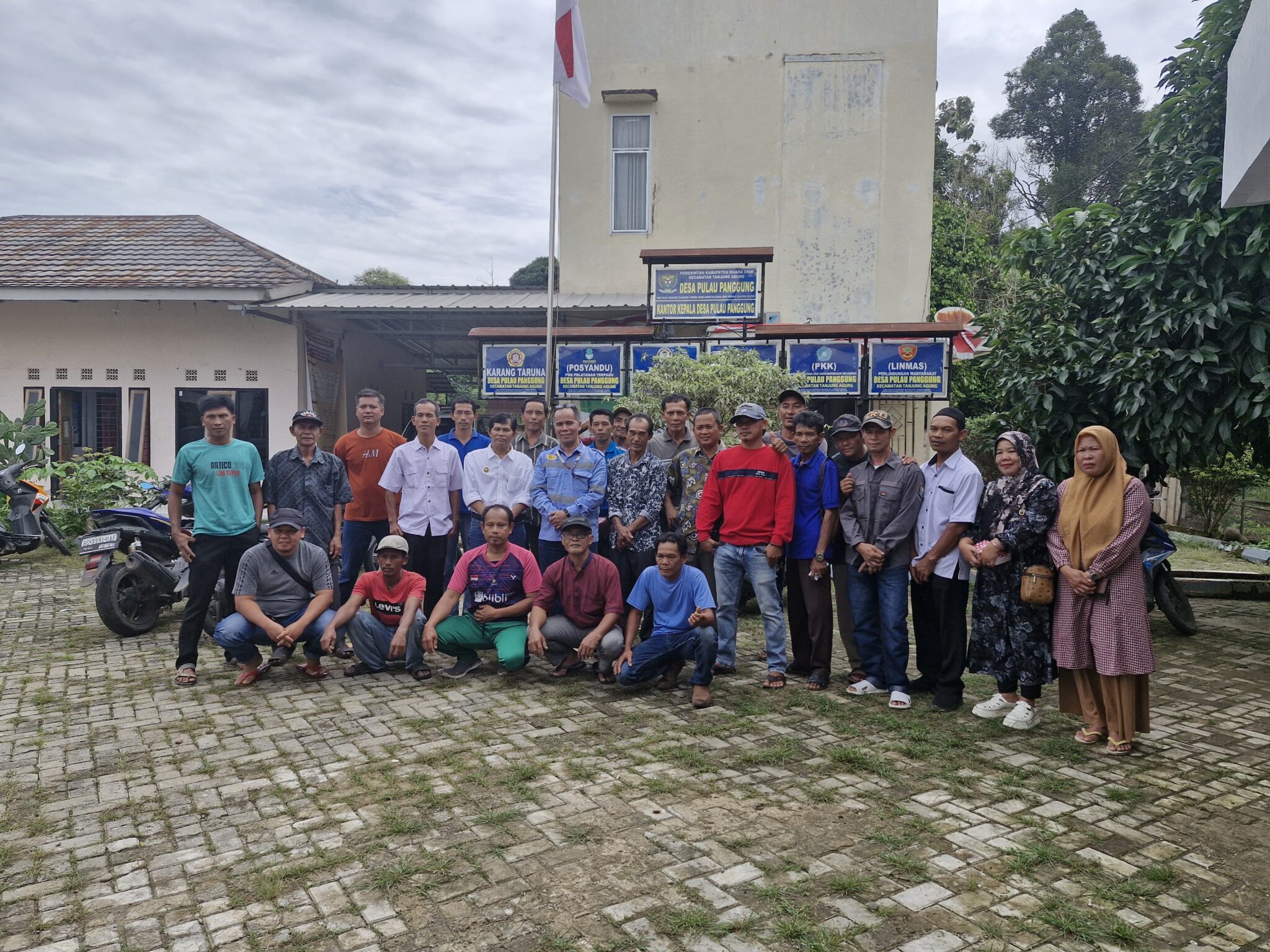 Foto Bersama Perwakilan PT BAS dengan Masyarakat petani Desa Pulau Panggung